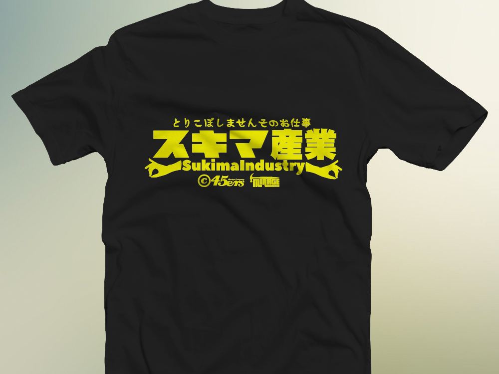 ロゴをプリントした黒いTシャツ